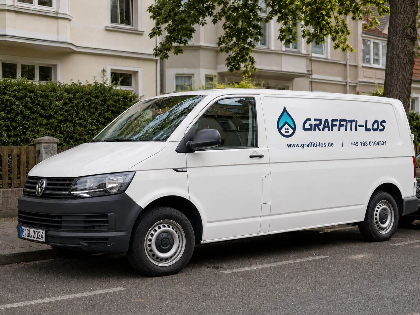 Einsatzfahrzeug von GRAFFITI-LOS: Unser voll ausgestatteter Transporter für die mobile Graffitientfernung in Berlin
